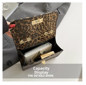 Vista dall'alto della borsa leopardata con spazio per cellulare e cosmetici