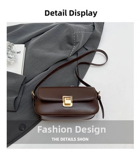 Detailansicht einer braunen Ledertasche mit einem goldenen rechteckigen Metallverschluss