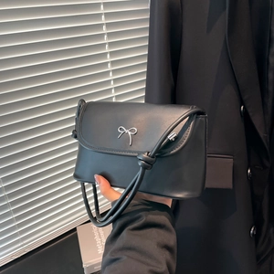 Sac à bandoulière chic en cuir noir avec nœud argenté et détail de sangle nouée