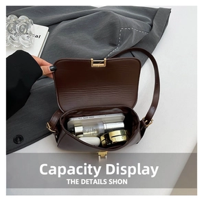 Draufsicht auf das Innenleben der braunen Umhängetasche mit Platz für Handy und Lippenstift