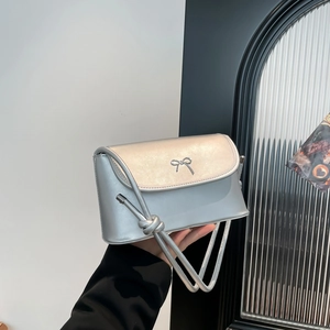 Sac bandoulière argenté métallisé avec nœud minimaliste et rabat en forme de croissant