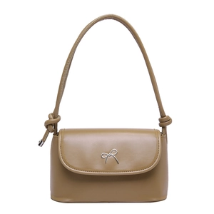 Petit sac bandoulière kaki chic avec nœud en métal argenté et bandoulière à nœuds