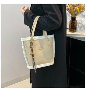 Détail du sac seau en daim beige avec bordure en peau de mouton et étiquette FASHION