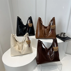 Sac À Épaule Vintage Pour Femmes Sac Hobo Grande Capacité En Cuir PU Cabas Avec Pendentif Ours Mode Décontractée Sac Sous Le Bras