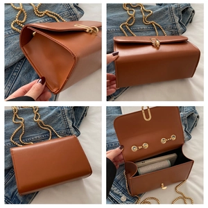 Dettagli di una borsa a tracolla in pelle marrone con catena dorata e interno spazioso