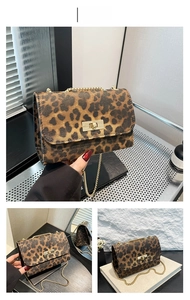 Dettaglio borsa con stampa leopardata marrone, catena dorata e chiusura metallica quadrata