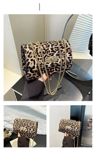 Dettaglio della borsa a catena leopardata con hardware dorato e chiusura a girello