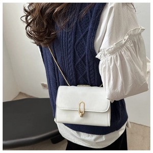 Elegante borsa a tracolla bianca con catena dorata e chiusura in metallo a forma di U