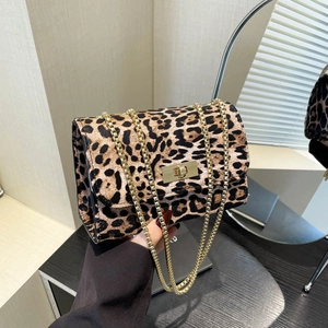 Borsa a tracolla chic leopardata con catena dorata e chiusura a girello in metallo