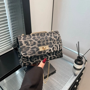 Elegante borsa a tracolla leopardata con catena dorata e chiusura a girello in metallo