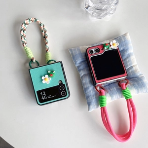 Detail von Galaxy Z Flip Hüllen mit süßen Frosch-Anhängern und gewebten Handschlaufen