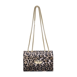 Piccola borsa quadrata con stampa leopardata con tracolla a catena d'oro e fibbia