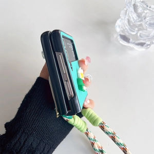 Detailansicht der grünen Blumen-Klapphülle mit bunter Kordel für das Huawei P50 Pocket