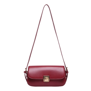 Minimalistische rote Lederschultertasche mit goldener quadratischer Schnalle und Riemen