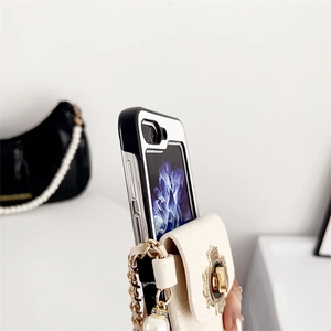 Dettaglio custodia in pelle bianca per Samsung Z Flip 5 con chiusura oro e perle