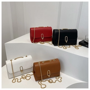 Selezione di eleganti borse a catena rettangolari in rosso, nero, bianco e caramello