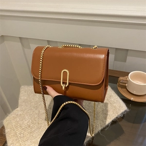 Borsa a tracolla in pelle marrone con chiusura dorata e tracolla a catena di lusso