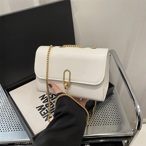 Borsa a tracolla minimalista in pelle PU bianca con catena dorata e chiusura girevole