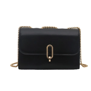 Piccola borsa quadrata minimalista in ecopelle nera con catena d'oro e fibbia ovale