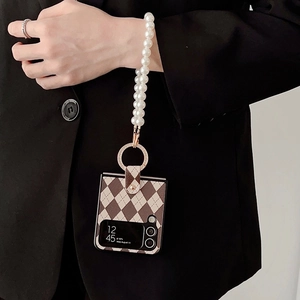 Détail de la coque à losanges avec dragonne en perles blanches pour Samsung Z Flip 5