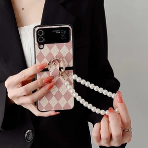 Coque matelassée rose Galaxy Z Flip avec dragonne perle et anneau en strass