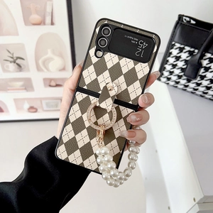 Détail de la coque Galaxy Z Flip en cuir argyle marron avec poignée en perles