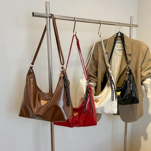 Fashionable minimalist tote bags in four colors with triangle logo and tennis racket charm