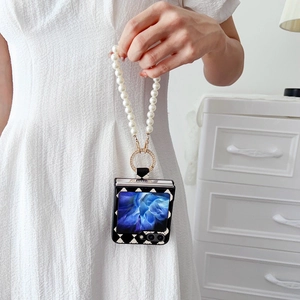 Détail de la coque pliable à damier avec dragonne en perles et anneau métallique