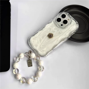 iPhone Hülle mit weißem Glitzer-Marmor, Goldrosen-Relief und Perlen-Handgelenkkette
