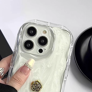 Detailansicht der iPhone-Hülle mit Wellenrand, Marmormuster und goldener 3D-Rose