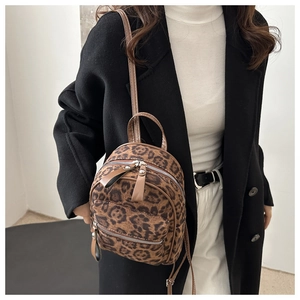 Detailansicht eines Mini-Rucksacks mit Leopardenmuster, der schräg getragen wird