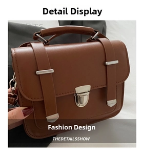 Dettaglio della borsa vintage in pelle PU marrone con fibbia argento e cinturini decorativi