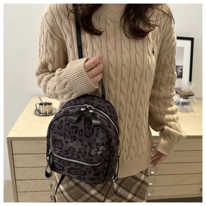 Détail du mini sac à dos tendance à imprimé léopard avec texture peluche et bretelles