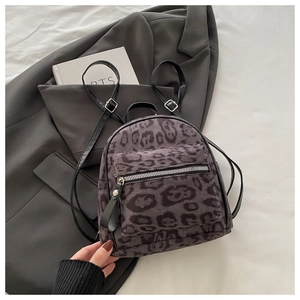 Nahaufnahme der Leopardenmuster-Textur und Reißverschlussdetails am Mini-Rucksack