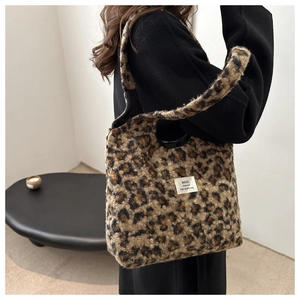 Detailed plush leopard print texture on the shoulder bag with minimalist fabric label