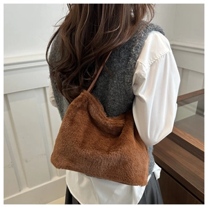 Détail du sac cabas en fausse fourrure marron montrant la texture douce et la bandoulière