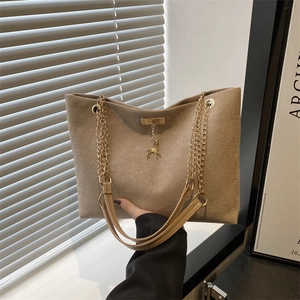 Sac fourre-tout vintage en daim camel avec chaîne dorée et pendentif cerf élégant