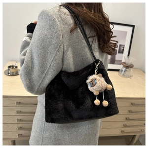 Vue détaillée du sac cabas noir en fausse fourrure avec accessoire peluche agneau