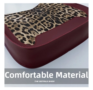 Détail du sac léopard avec coutures en similicuir bordeaux et finitions soignées