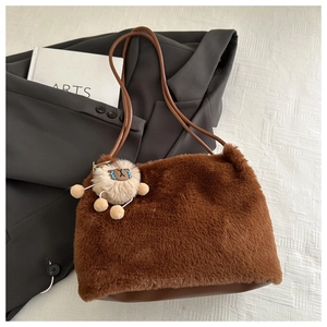 Détail d'un sac cabas marron en peluche avec fourrure synthétique et charme alpaga