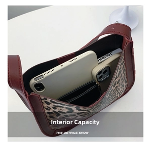 Détails de l'intérieur spacieux du sac cabas léopard avec rangement pour téléphone et porte-monnaie