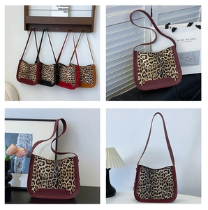 Détails de quatre sacs hobo avec patchwork imprimé léopard et bandoulières en cuir coloré