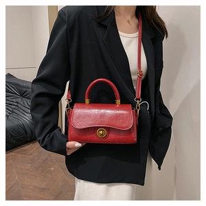 Borsa a mano vintage in pelle cerata rossa con chiusura dorata e tracolla rimovibile