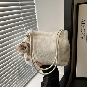 Sac cabas chic en fausse fourrure blanc cassé avec peluche et pendentif ours