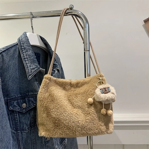 Sac fourre-tout en peluche kaki avec texture en fausse fourrure et breloque mouton