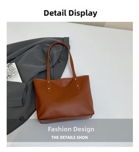 Dettaglio borsa tote in pelle PU marrone scuro con rivetti dorati e manico testurizzato