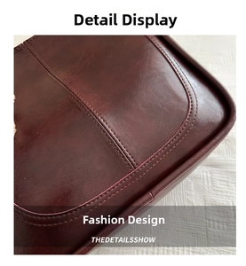 Détail de couture double sur un sac seau en cuir marron foncé de haute qualité