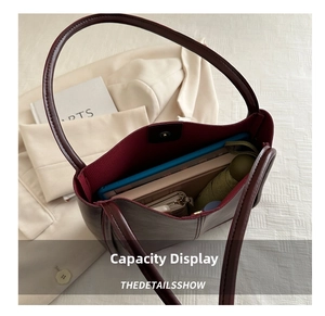 Vue intérieure du grand sac cabas bordeaux avec tablette, carnet et objets quotidiens