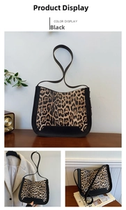 Détail du sac cabas léopard avec bordures en cuir noir et longues anses sur table en bois