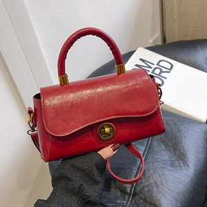 Borsa a mano retrò rossa testurizzata con chiusura dorata e manico tondo da donna